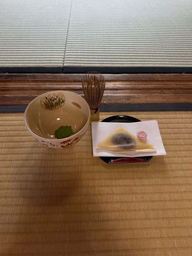 Emilia Mernes en Japón: cómo es la tradicional ceremonia del té que vivió en Kyoto.