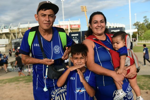 Cara 'e Cancha de hinchas de Talleres en la previa del partido con Instituto en el Kempes. 