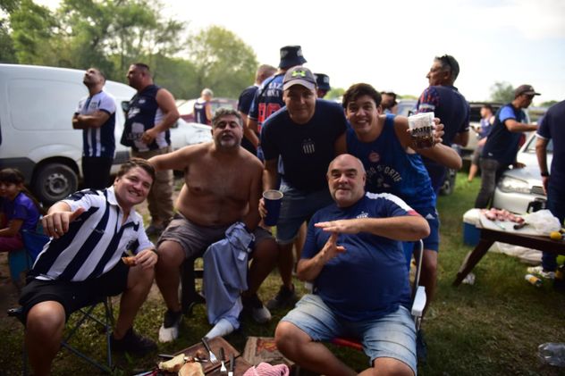 Hinchas de Talleres en la previa del partido con Instituto en el Kempes. 
