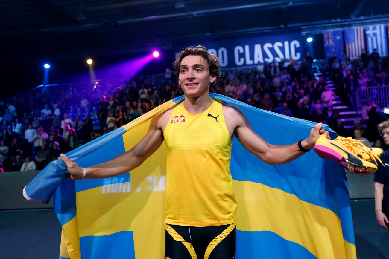 El sueco Armand Duplantis estableció un nuevo récord mundial de salto con garrocha, al imponerse en el torneo Mondo Classic, con una marca de 6,31 metros. (AP)