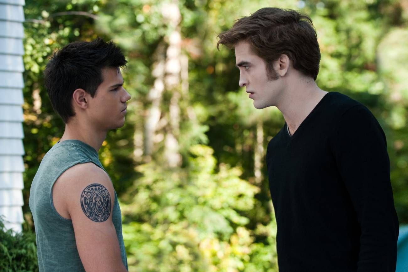 Los personajes de Taylor Lautner y Robert Pattinson, en un tramo de "Eclipse". En esta entrega de la saga, se acentúa la disputa de ambos por Bella Swan (Kristen Stewart). 