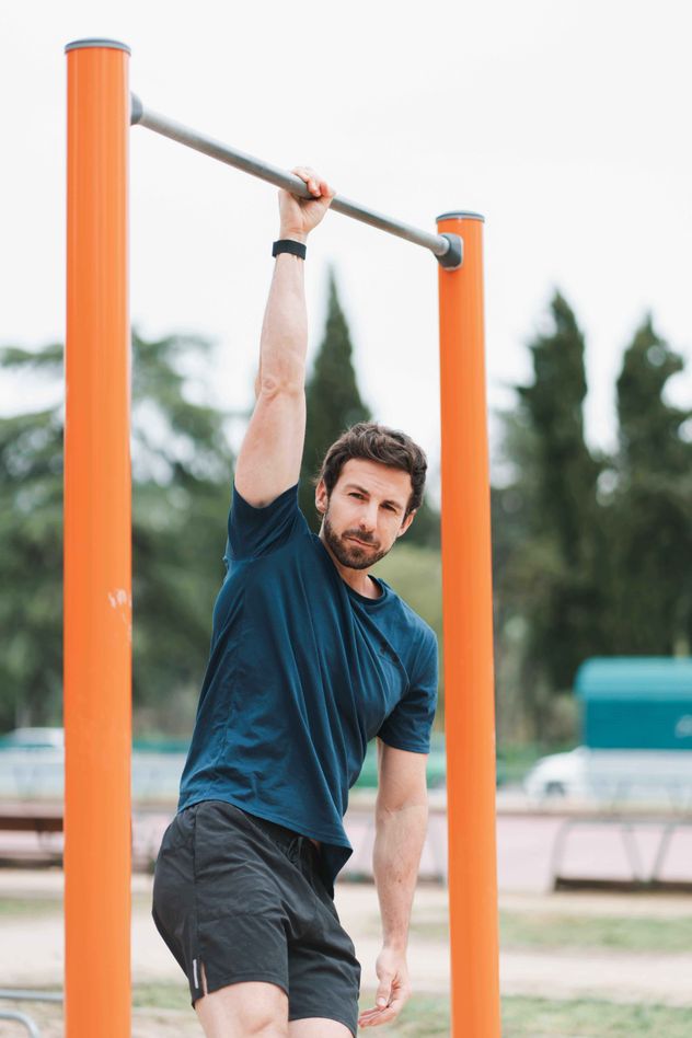 Colgarse de una barra (o dead hang) es una tendencia de fitness funcional que mejora la salud de la espalda y hombros al descomprimir vértebras y estirar la musculatura.