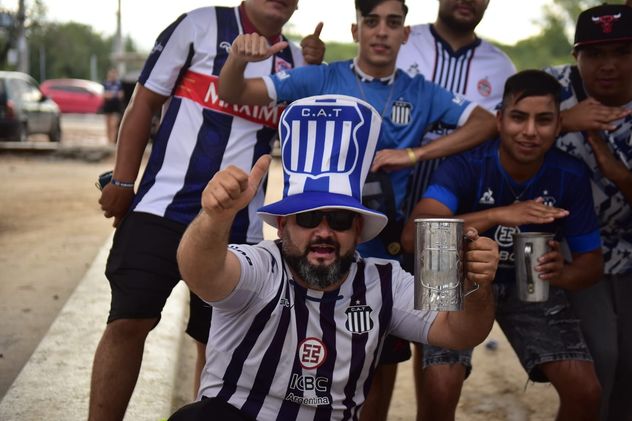 Hinchas de Talleres en la previa del partido con Instituto por la Liga Profesional en el Kempes.