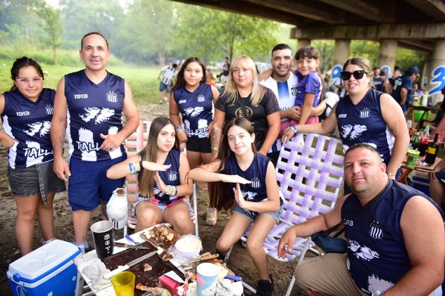 Hinchas de Talleres en la previa del partido con Instituto en el Kempes. 