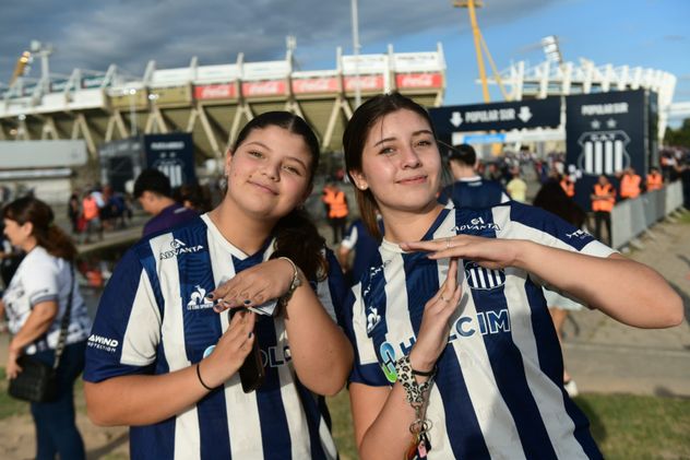 Cara 'e Cancha de hinchas de Talleres en la previa del partido con Instituto en el Kempes. 