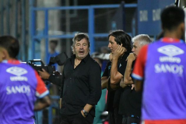 Zielinski hablando con Olave durante el partido.