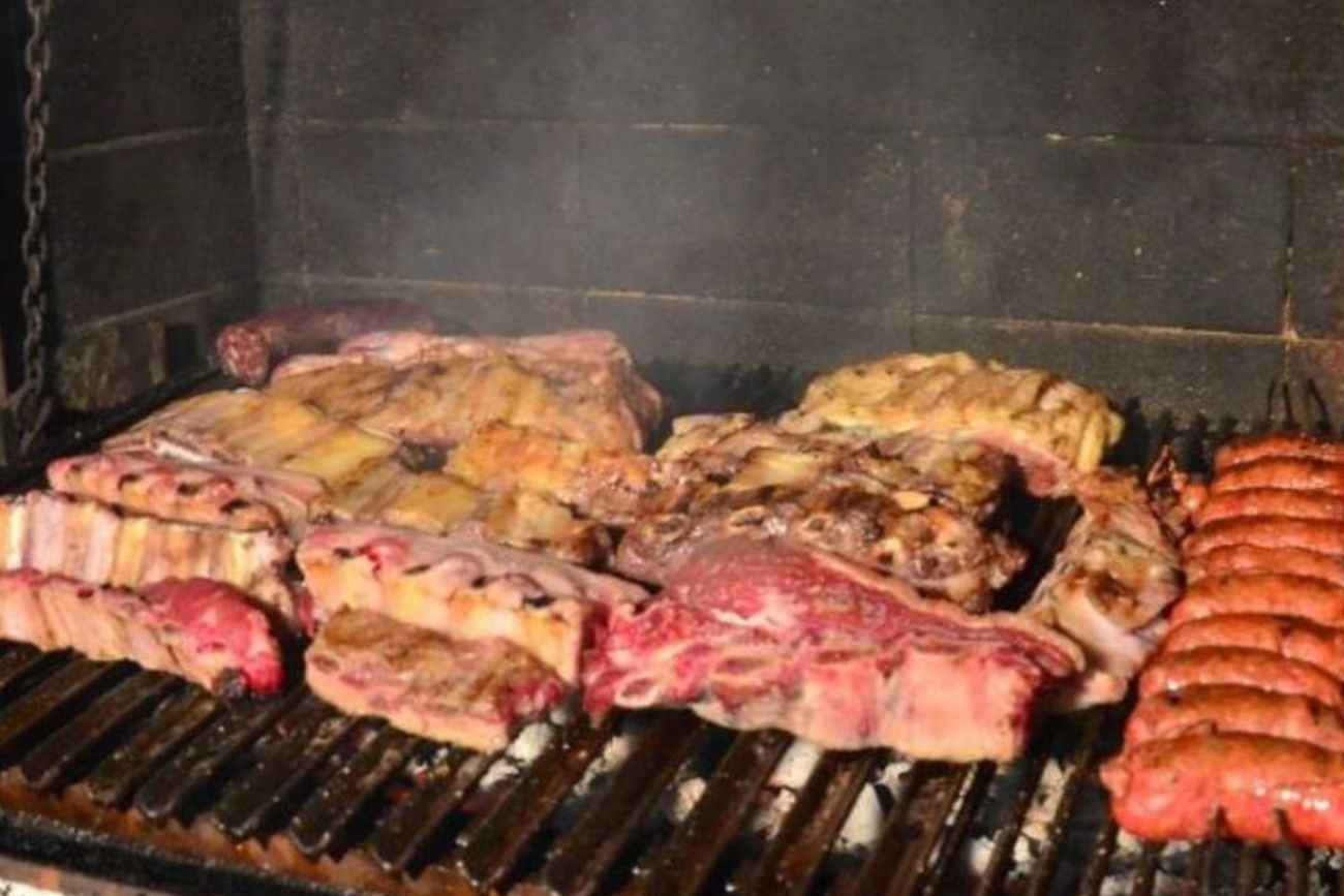 Desde el manejo de las brasas hasta el material de la bandeja, conocé los secretos de los expertos para lograr un resultado jugoso y sabroso.