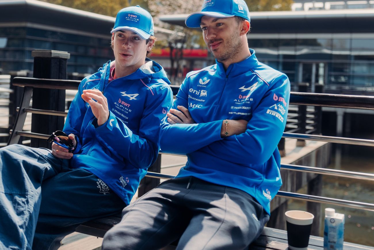 Franco Colapinto y su compañero de equipo Pierre Gasly, participaron del media day en la previa del Gran Premio de China de Fórmula 1. (@AlpineF1Team)