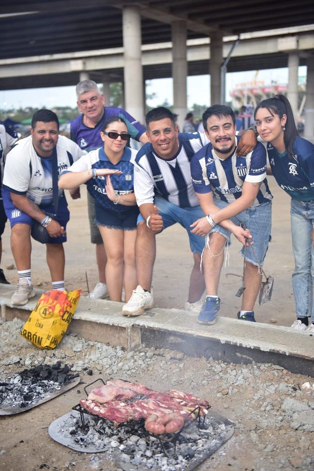 Hinchas de Talleres en la previa del partido con Instituto por la Liga Profesional en el Kempes.