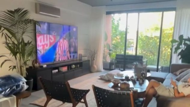 Cómo es el living de Sofía Martínez: sillón XXL, plantas y decoración relajada.