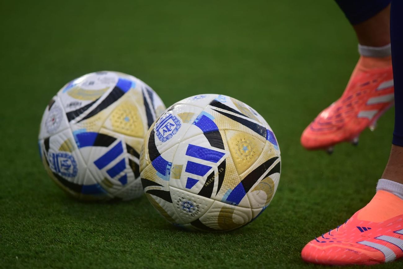 La pelota del fútbol argentino. 