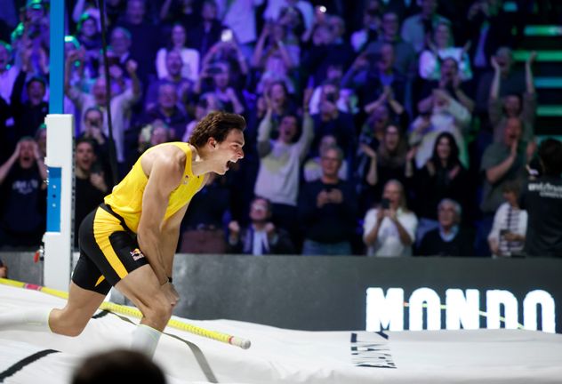 El sueco Armand Duplantis estableció un nuevo récord mundial de salto con garrocha, al imponerse en el torneo Mondo Classic, con una marca de 6,31 metros. (AP)