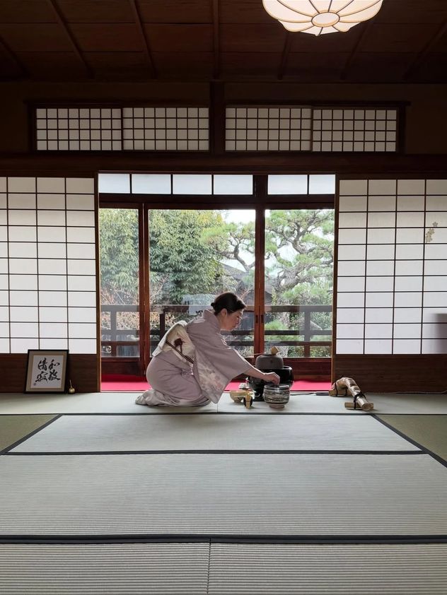 Emilia Mernes en Japón: cómo es la tradicional ceremonia del té que vivió en Kyoto.