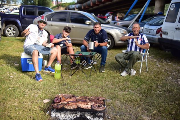 Hinchas de Talleres en la previa del partido con Instituto en el Kempes. 