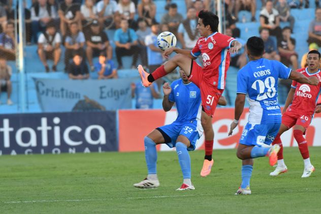 Estudiantes y Belgrano se enfrentan en Río Cuarto por el Torneo Apertura de la Liga Profesional. (Tomy Fragueiro / La Voz)