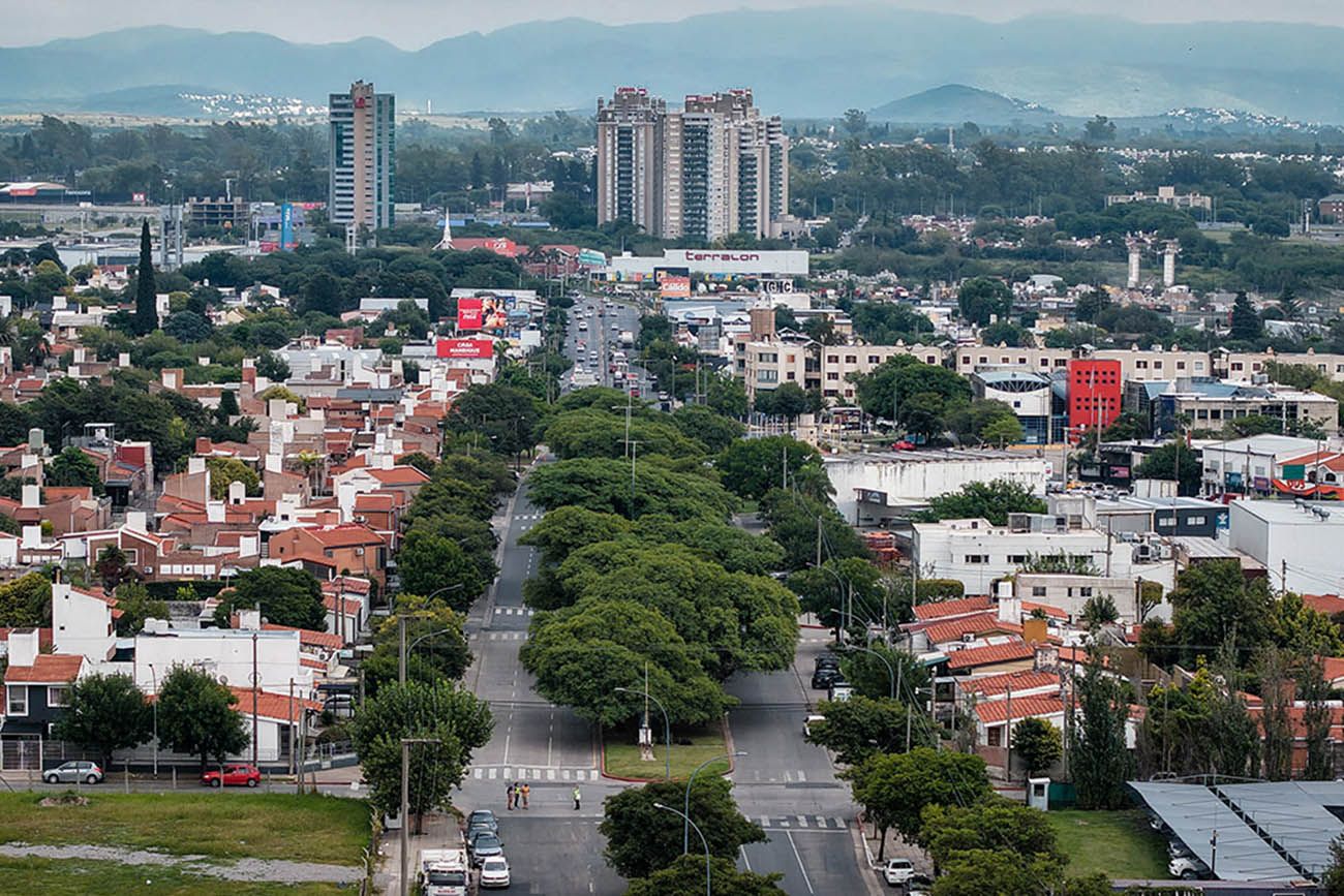 Las tareas comprenden bacheo de hormigón, rehabilitación con asfalto y mantenimiento de calles de tierra.