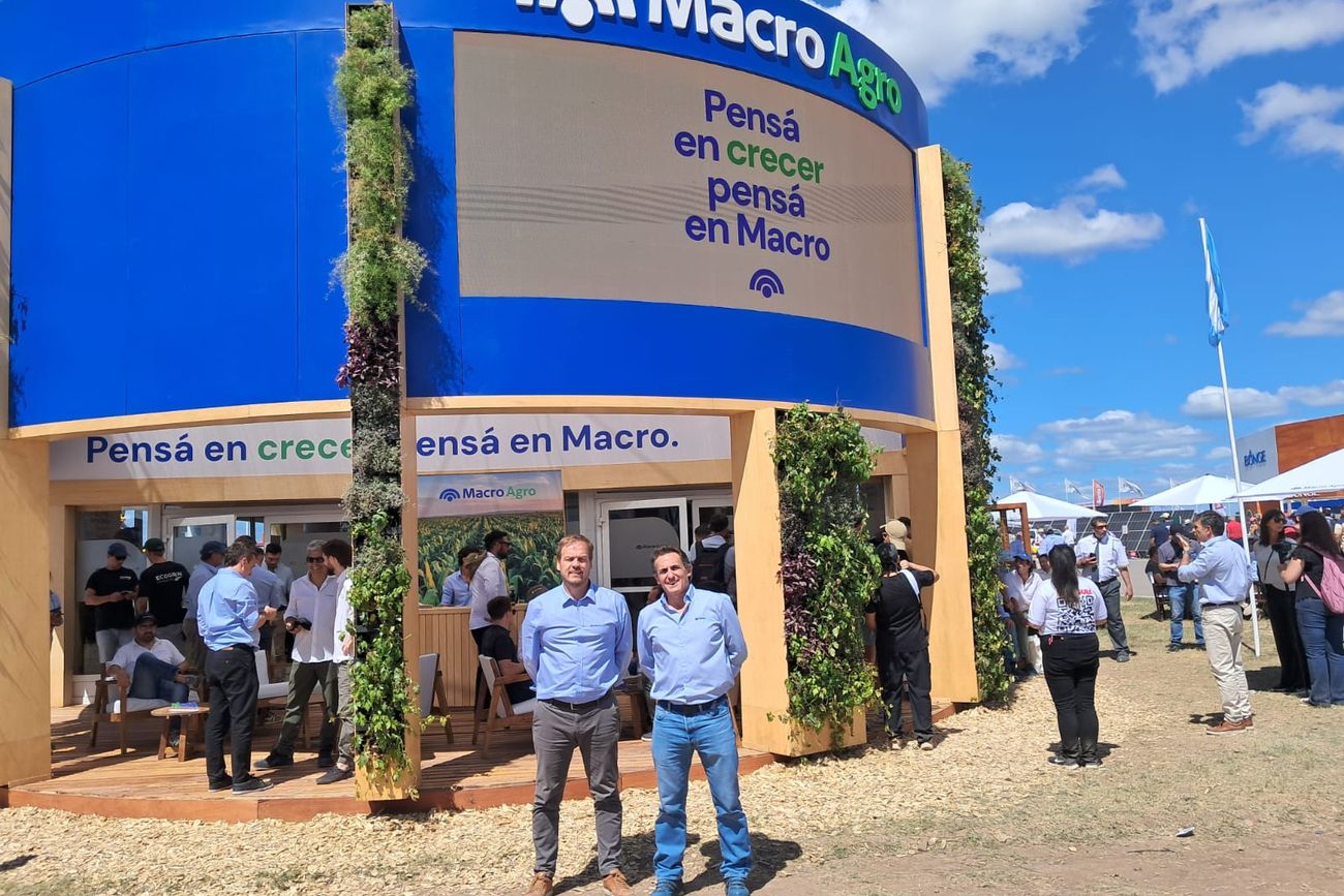 PRESENCIA. Federico Taffarel, responsable de Agro Macro y Santiago González, gerente de la divisional Córdoba de Macro, en el stand del banco en Expagro 2026.