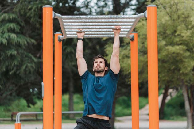 Colgarse de una barra (o dead hang) es una tendencia de fitness funcional que mejora la salud de la espalda y hombros al descomprimir vértebras y estirar la musculatura.