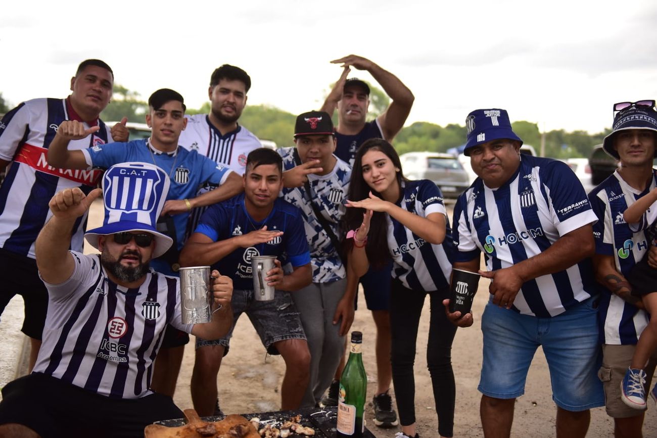 Hinchas de Talleres en la previa del partido con Instituto por la Liga Profesional en el Kempes.