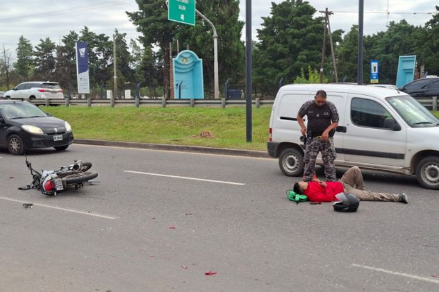 Choque entre una moto y una camioneta en la Avenida la Voz del interior al 6000 en la mano de ingreso a Córdoba.