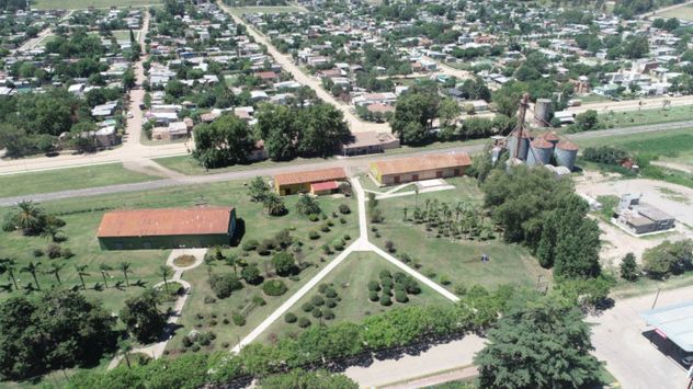 Roque Pérez: el tesoro rural a 130 kilómetros de la ciudad que seduce por su gastronomía y su calma.