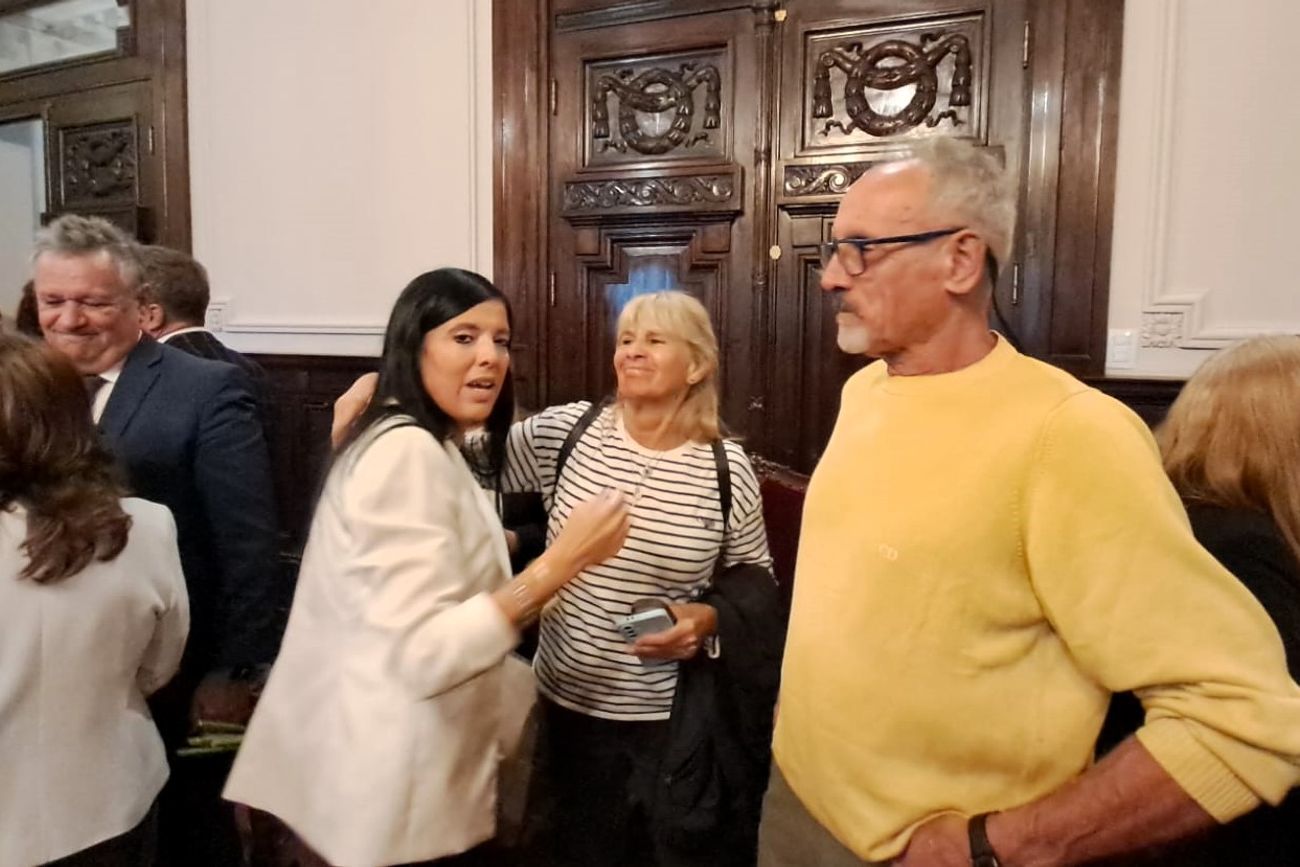 Silvana Pen, en el acto en el que asumió como nueva fiscal de Cosquín. Junto a ella, la madre y el padre de Andrea Castana, la mujer asesinada en Carlos Paz en 2015. 