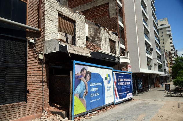 La casa lindera al edificio María Reina V presenta un daño muy avanzado.