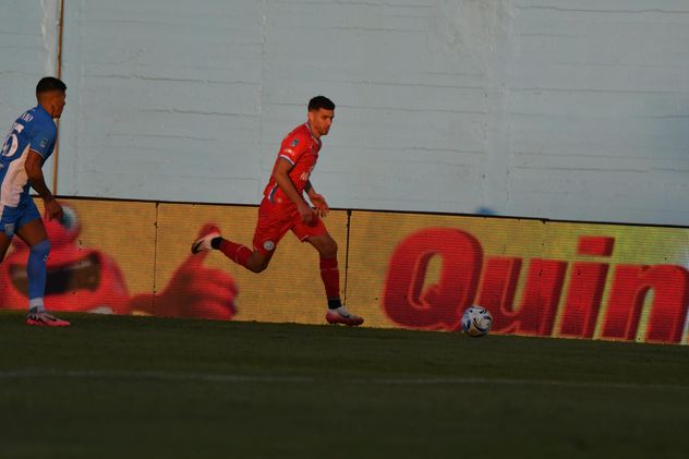Estudiantes y Belgrano se enfrentan en Río Cuarto por el Torneo Apertura de la Liga Profesional. (Tomy Fragueiro / La Voz)