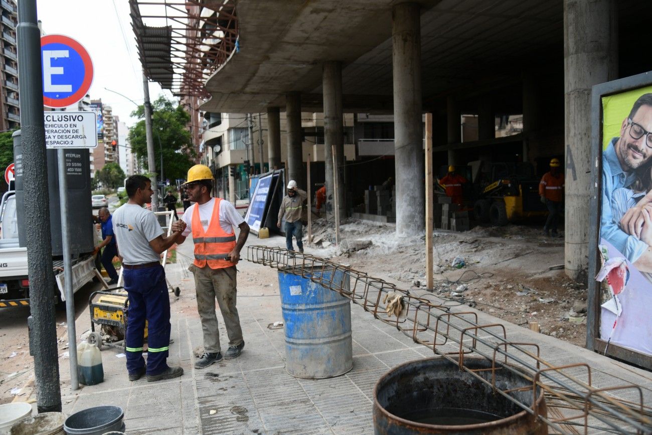 Obreros construyen una tapia para evitar nuevos ocupantes en "La Mole".