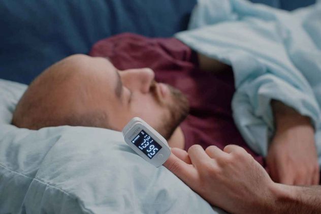 La apnea del sueño es un trastorno crónico frecuente donde la respiración se interrumpe repetidamente durante el descanso.