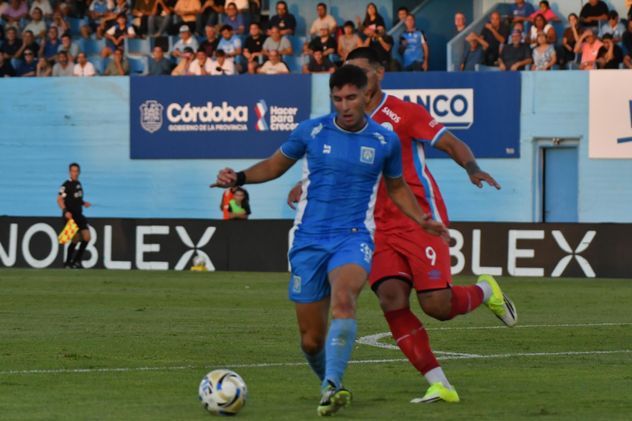 Estudiantes y Belgrano se enfrentan en Río Cuarto por el Torneo Apertura de la Liga Profesional. (Tomy Fragueiro / La Voz)