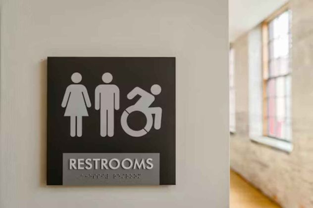 Por qué las mujeres tienen que hacer cola para ir al baño y qué dice esto sobre el diseño de las ciudades.