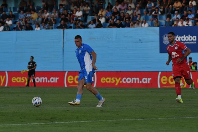 Estudiantes y Belgrano se enfrentan en Río Cuarto por el Torneo Apertura de la Liga Profesional. (Tomy Fragueiro / La Voz)