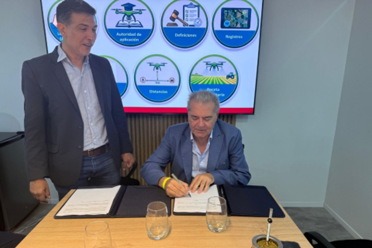 REGULACIÓN. Sergio Busso, ministro de Bioagroindustria firmó la resolución para regular el uso de drones en zonas agropecuarias. (Ministerio de Bioagroindustria)