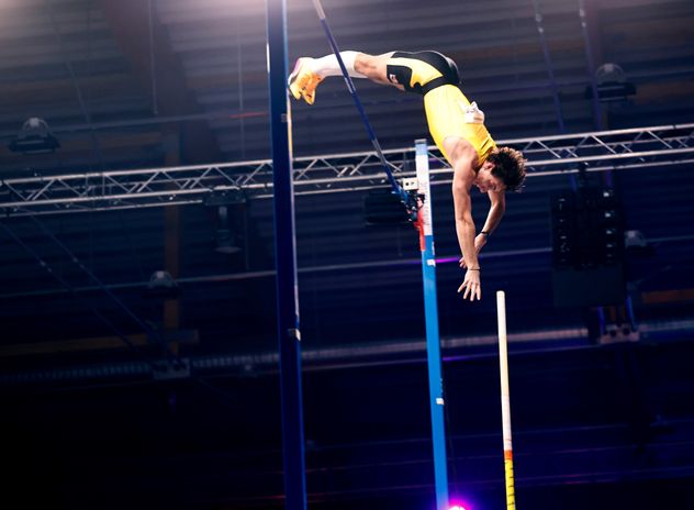 El sueco Armand Duplantis estableció un nuevo récord mundial de salto con garrocha, al imponerse en el torneo Mondo Classic, con una marca de 6,31 metros. (AP)