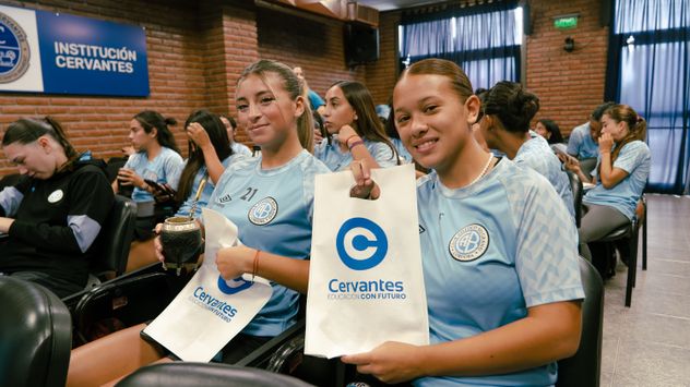 Jugadoras y jugadores de las juveniles participaron de una charla con directores de carreras de Cervantes.