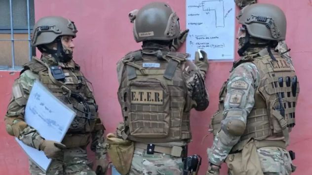 La Policía realizó numerosos allanamientos en barrio Yapeyú. (La Voz)