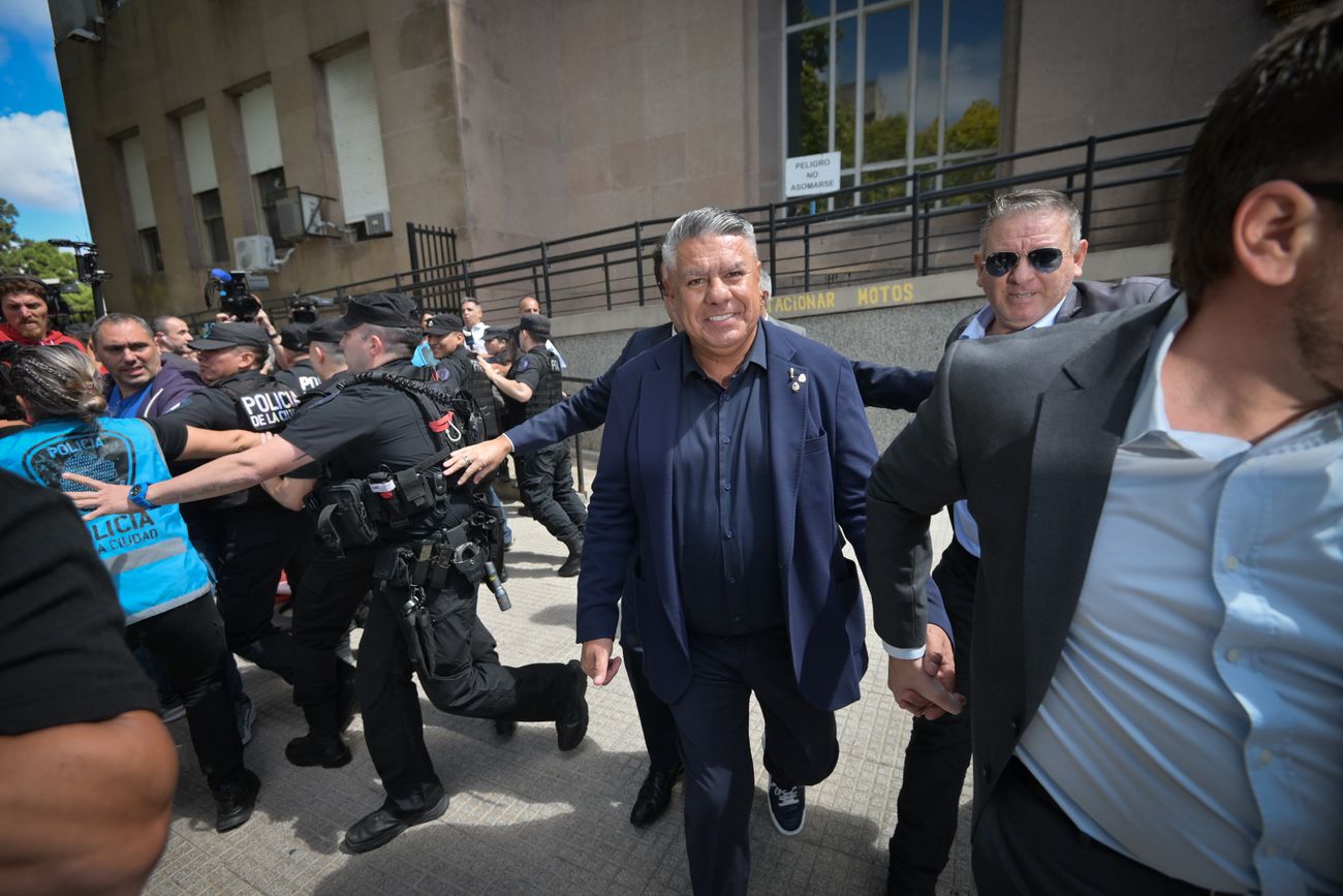 El "Chiqui" Tapia saliendo de tribunales este jueves 12 de marzo. (Gentileza Clarín / Federico López Claro)