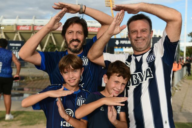 Cara 'e Cancha de hinchas de Talleres en la previa del partido con Instituto en el Kempes. 