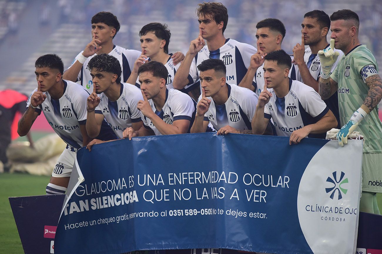 Formación de Talleres en el clasico de fútbol ante Instittuto en el Estadio Mario Alberto Kempes. 