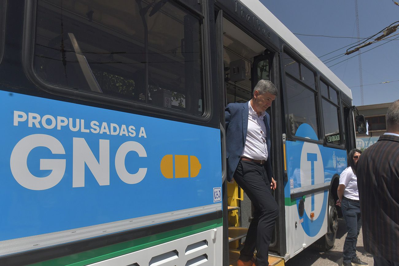 El intendente Daniel Passerini desciende de un ómnibus de Tamsau.