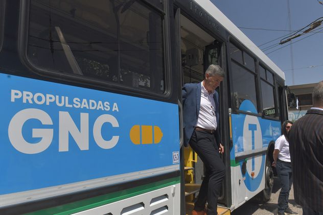 El intendente Daniel Passerini desciende de un ómnibus de Tamsau.