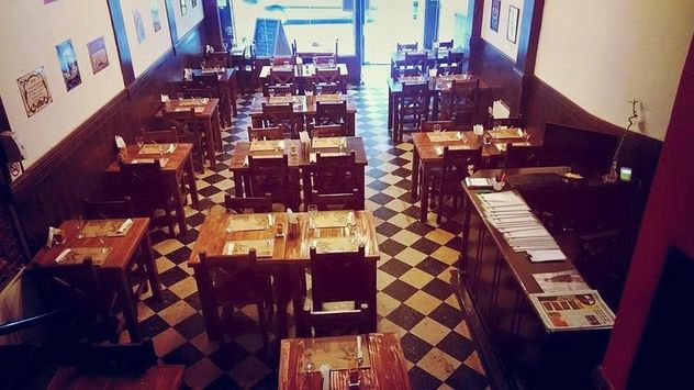 Ubicado a metros del Obelisco, este tradicional restaurante del microcentro se convirtió en un clásico porteño y ofrece platos típicos de parrilla que atraen tanto a oficinistas como a turistas.