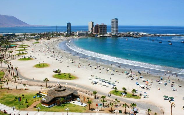 La Playa Cavancha, en Iquique, es uno de los lugares más elegidos para disfrutar del mar y de las actividades al aire libre en el norte de Chile.