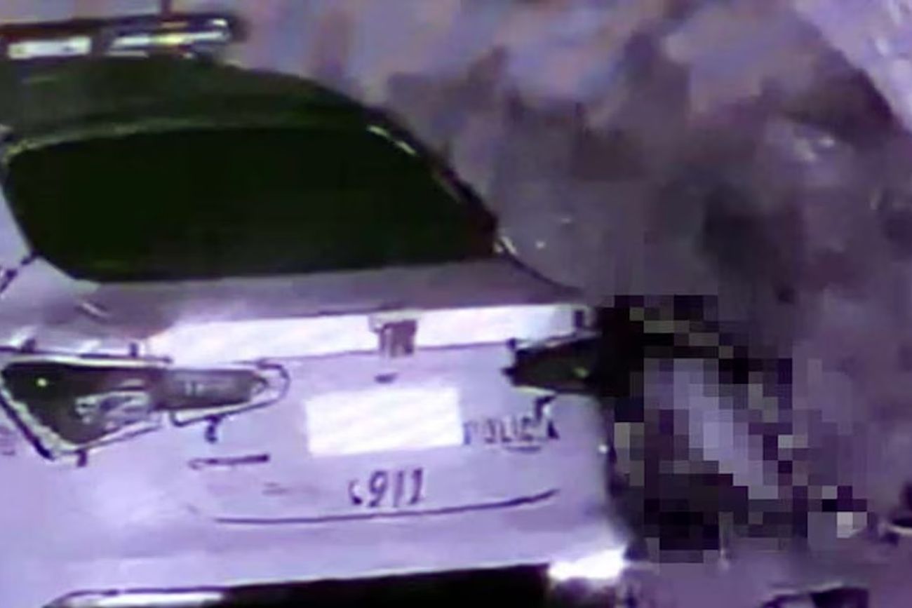 Escándalo en Cañuelas: un policía fue filmado mientras tenía sexo al lado de un patrullero.(Captura de video)