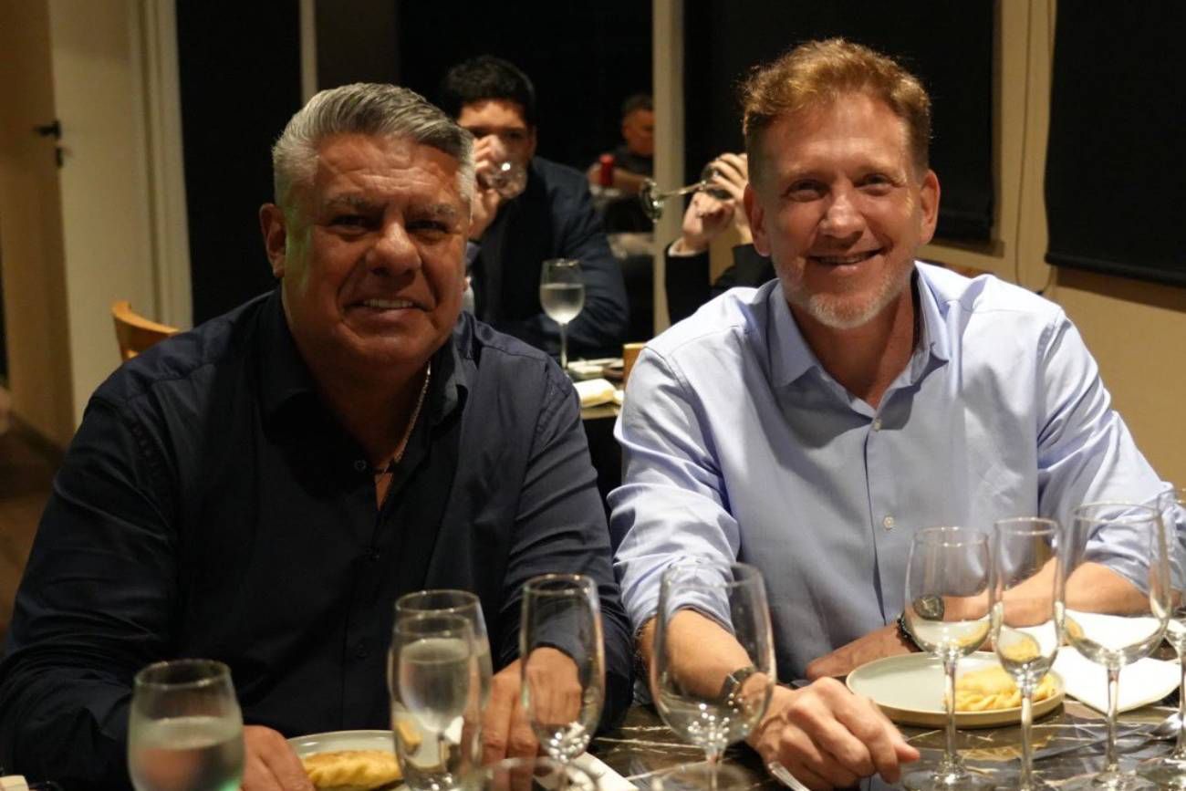 Chiqui Tapia junto a Alejandro Domínguez.