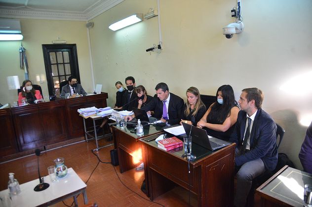 Debate. El tribunal y los fiscales que acusaron y pidieron condena, Carlos Gonella y María Marta Schianni. (Archivo / La Voz)