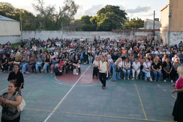 Prunotto y un grupo de mujeres en un acto en Empalme. 