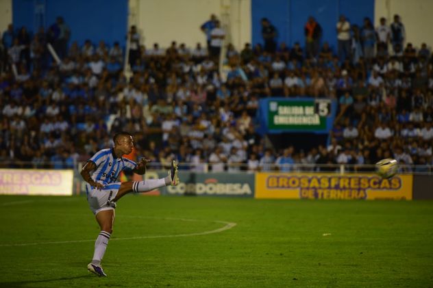 Racing de Córdoba ante Almirante Brown.