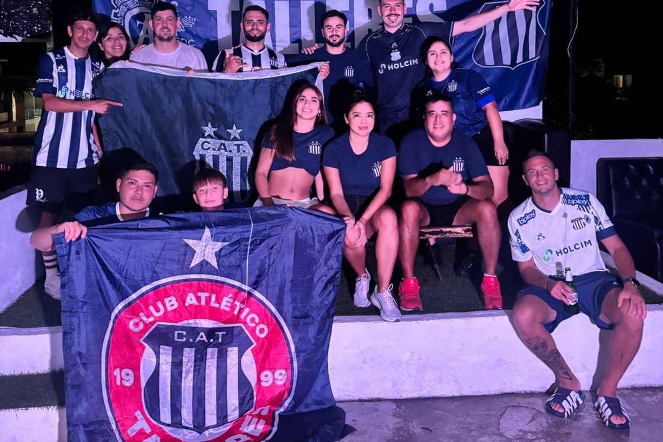 Hinchas de Talleres en Playa del Carmen, México, donde se juntarán a ver el clásico con Belgrano. 